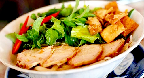 Bánh hỏi lòng heo là món ăn phổ biến trên dải đất miền Trung nhất là Phú Yên, Bình Định.